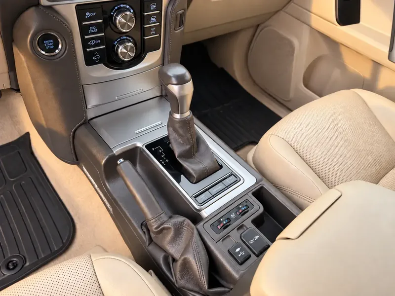 Innenraum des Toyota Land Cruiser — Wahlschalter für Geländemodi
