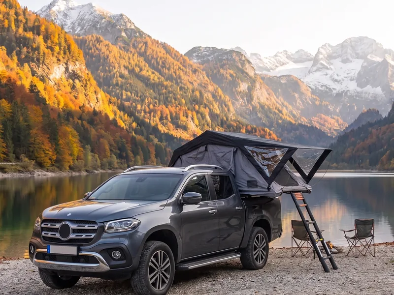 Mercedes X 250d mit Ladeflächenzelt an einem Bergsee